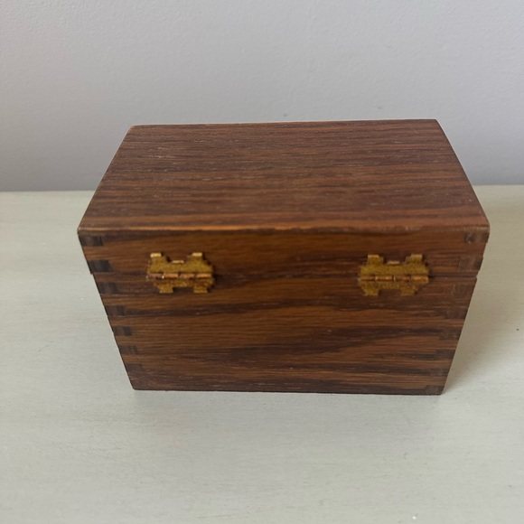 Vintage carver dovetail wood recipe box - Picture 3 of 10